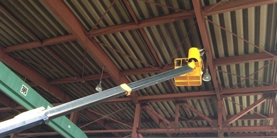 新発田市：鉄工業　水銀灯からLED照明に交換工事の様子
