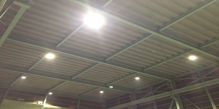 阿賀野市：鉄工業　水銀灯からLED照明に交換工事の様子