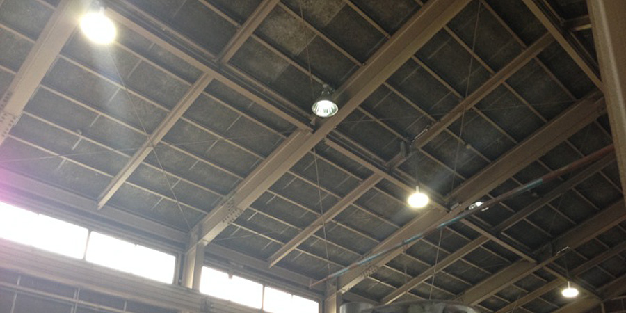 燕市：機械部品製造業　水銀灯からLED照明に交換工事の様子