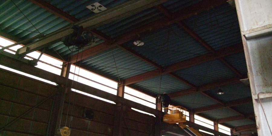 新発田市：鉄工業　水銀灯からLED照明に交換工事前の様子